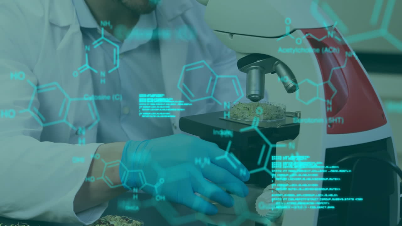 animación de procesamiento de datos y fórmula química sobre científico caucásico haciendo un experimento