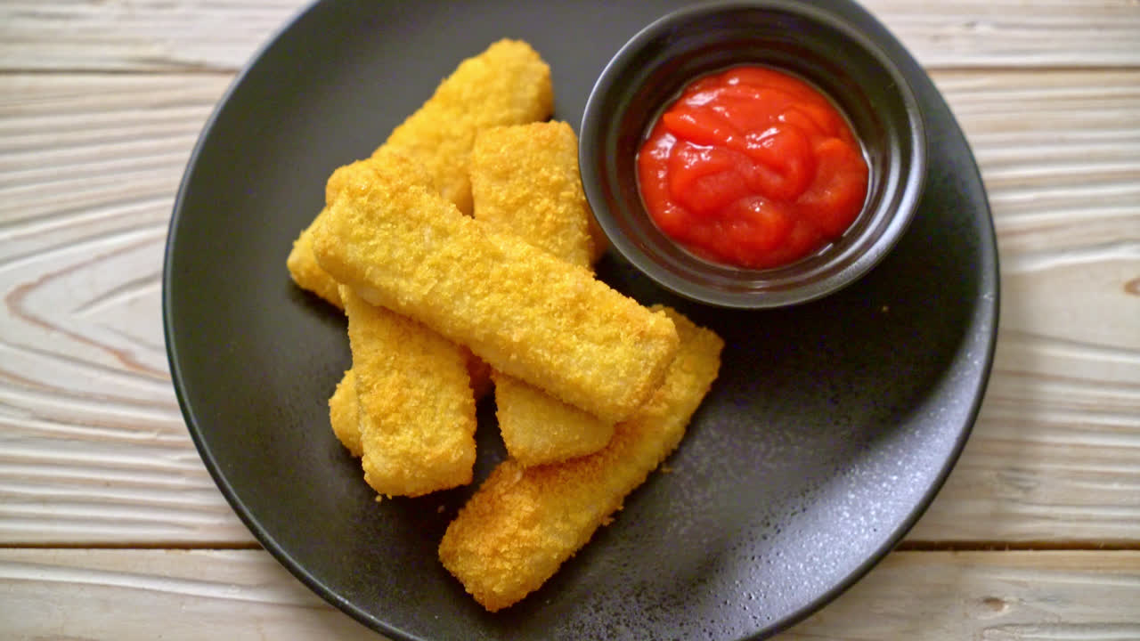 palitos de pescado fritos crujientes con ketchup