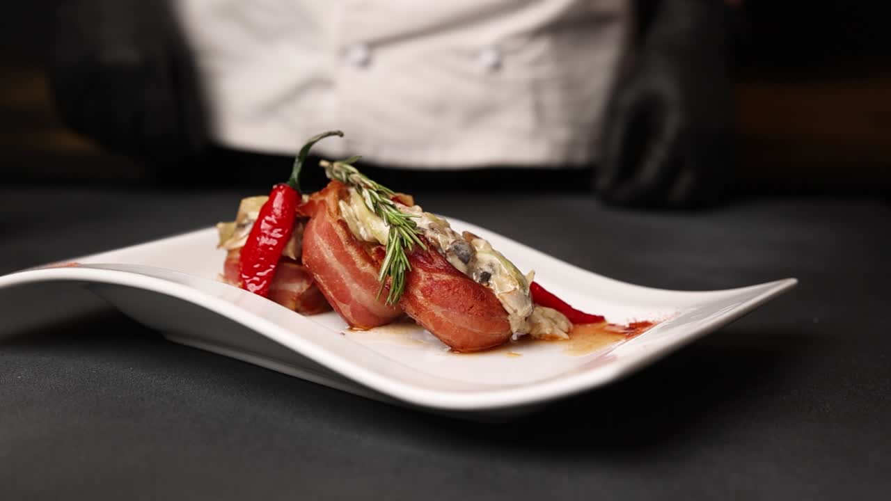 chef preparando un plato gourmet de tocino y setas