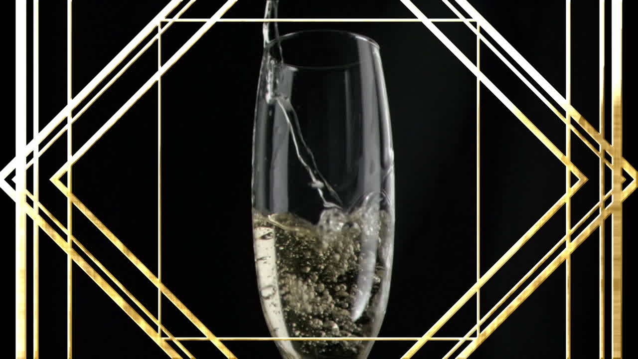 Animazione di un motivo dorato su bicchiere di champagne su sfondo nero.