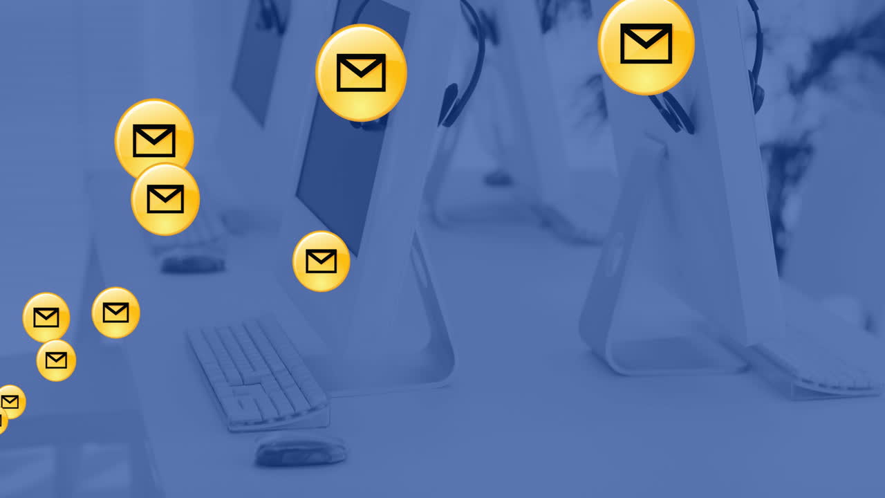 Animazione di una rete di icone email su computer in ufficio