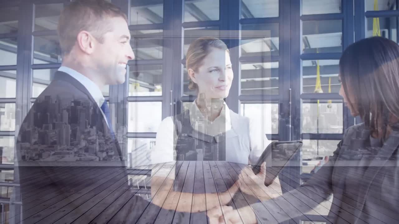 анимация городского пейзажа над различными деловыми людьми, работающими в офисе