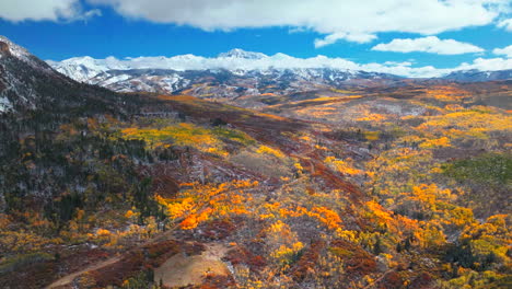 Kebler-Pass-Espenbaumwald-Größter-Organismus-Crested-Butte-Telluride-Vail-Colorado-Filmische-Luftdrohne-Rot-Gelb-Orange-Erster-Schnee-Weiß-Rocky-Mountains-Landschaft-Dramatischer-Herbst-Winter-Nach-Oben