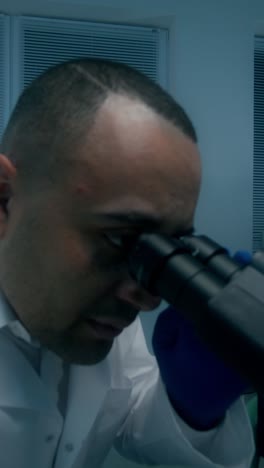 científico usando el microscopio en el laboratorio