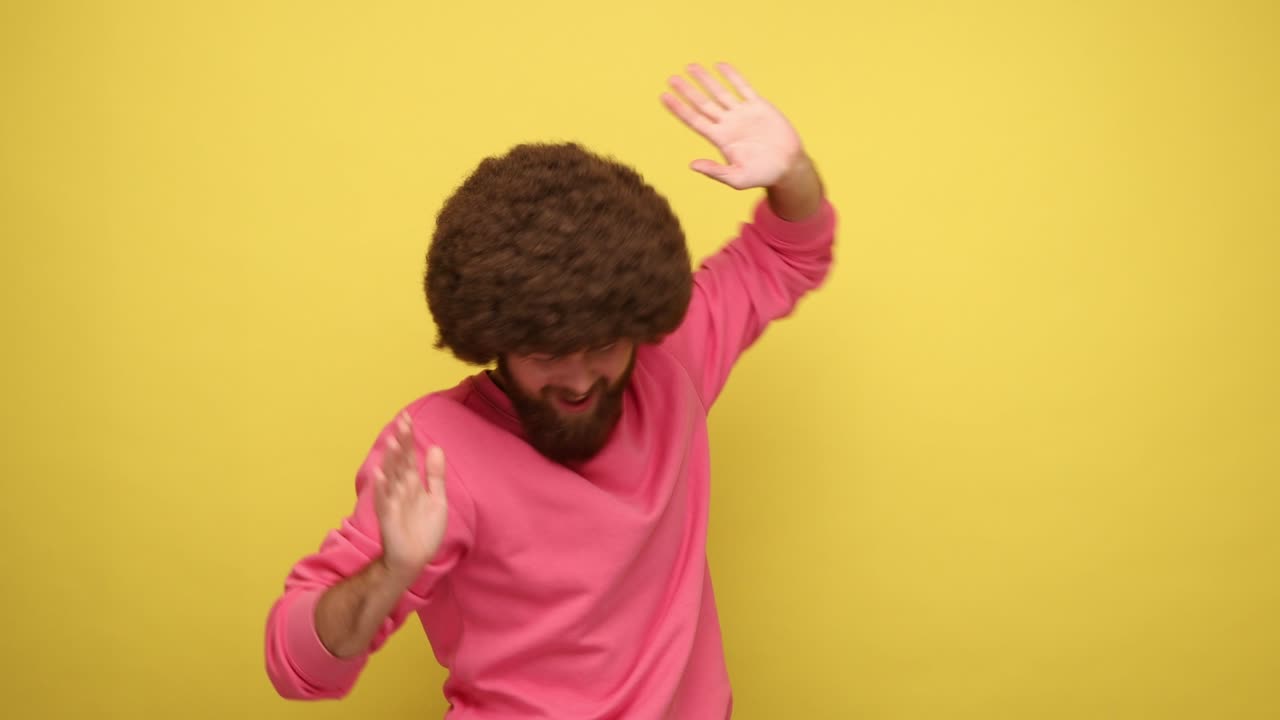 hombre bailando admirando canción favorita con ritmo rápido, escuchando música de club, celebrando el éxito.