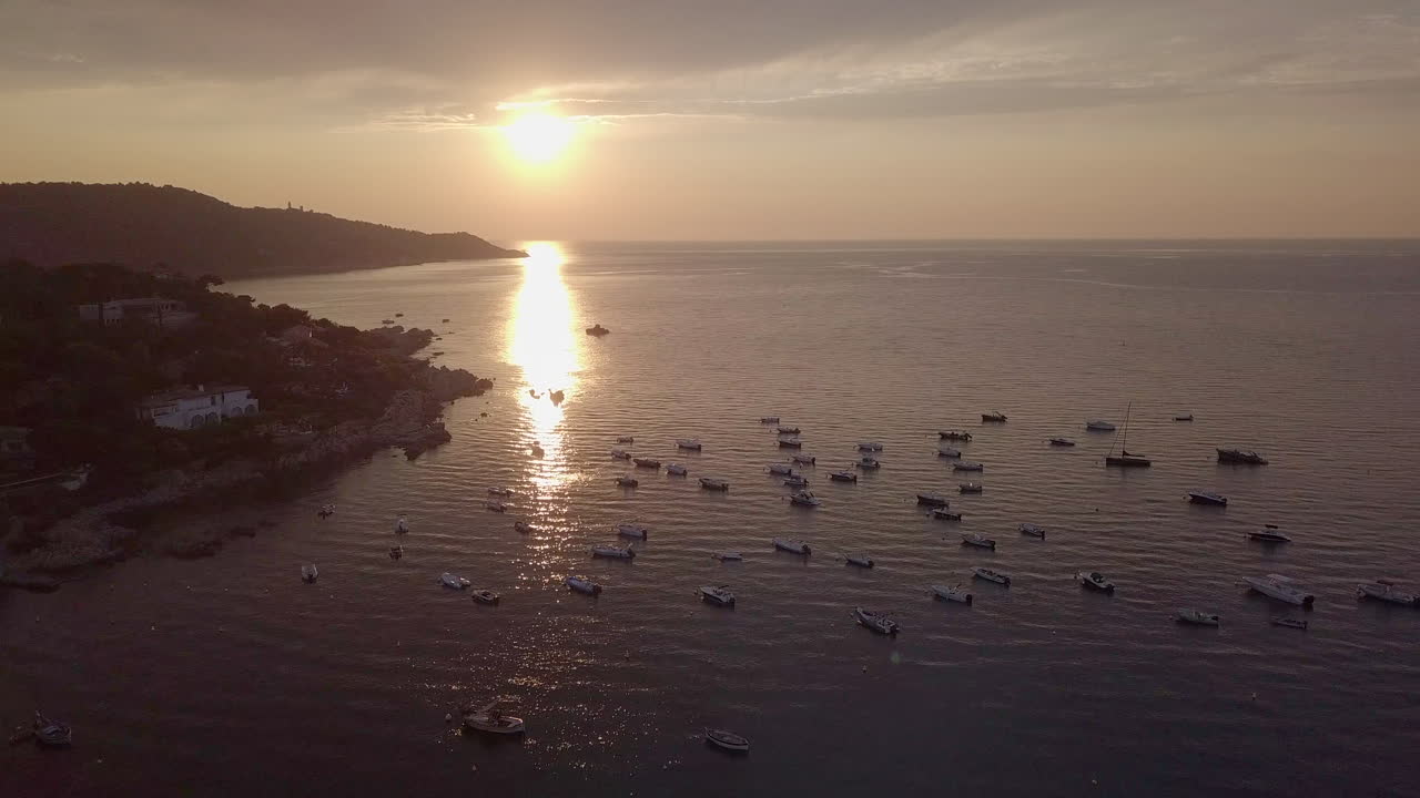 프랑스 남부 코트 다쥐르의 일출 항공 영상