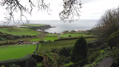 Revelación-De-Un-Hermoso-Pueblo-Costero-En-La-Costa-Del-Océano-Atlántico,-Isla-De-Sao-Miguel,-Azores