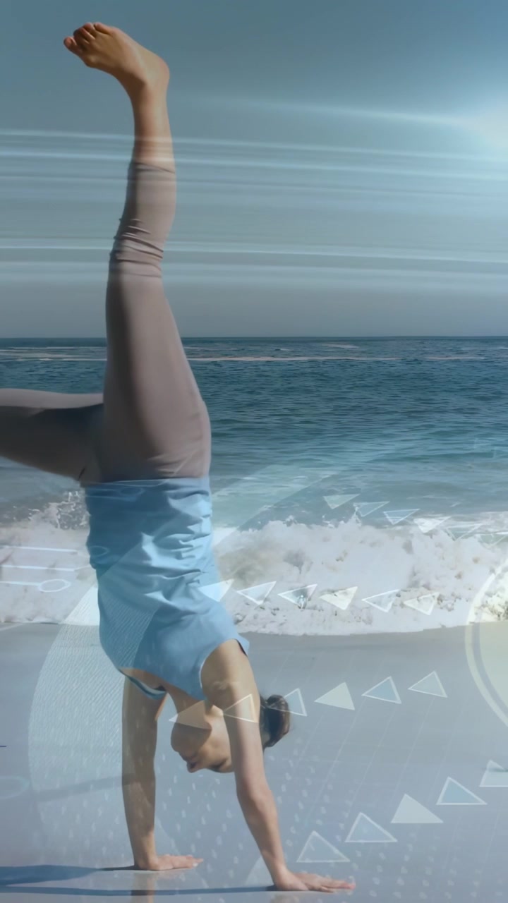 Video verticale: Donna che esegue una ruota e atterra in verticale per il fitness, HUD che la traccia sull'oceano.