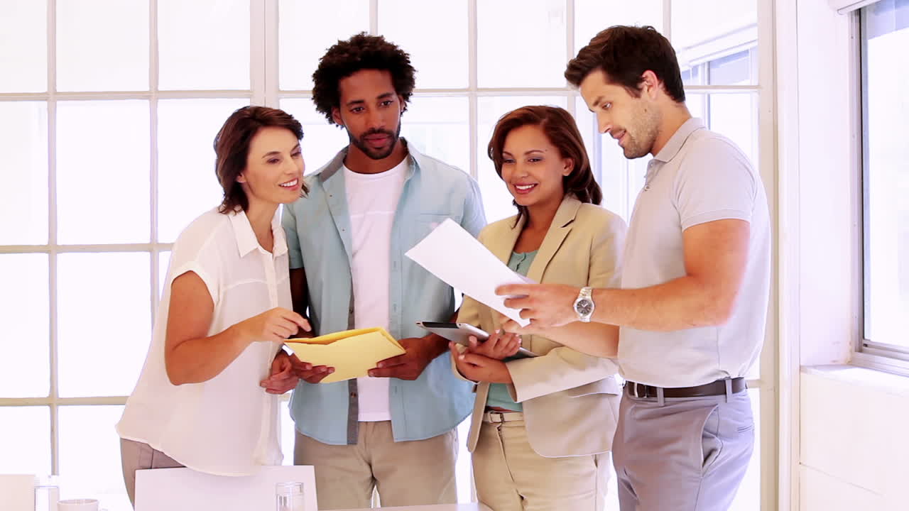 equipo de negocios casual de pie y hablando