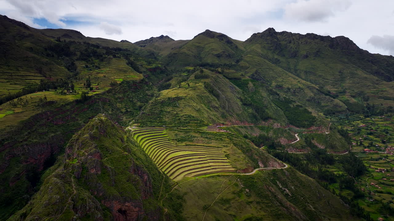 Kutsal Vadi, Peru'daki Pisac Arkeoloji Parkı'nda teraslı İnka manzarasının drone görüntüleri, seyahat, tarih ve doğa projelerine uygun yeşil dağ manzarasıyla.