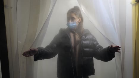 chica con una máscara detrás de una cortina de niebla