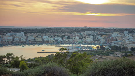 timelapse de la puesta de sol naranja en marsaxlokk, malta