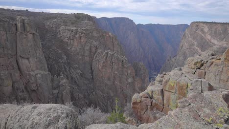 4k-Dolly-Black-Canyon-Des-Gunnison-Mit-Felswand