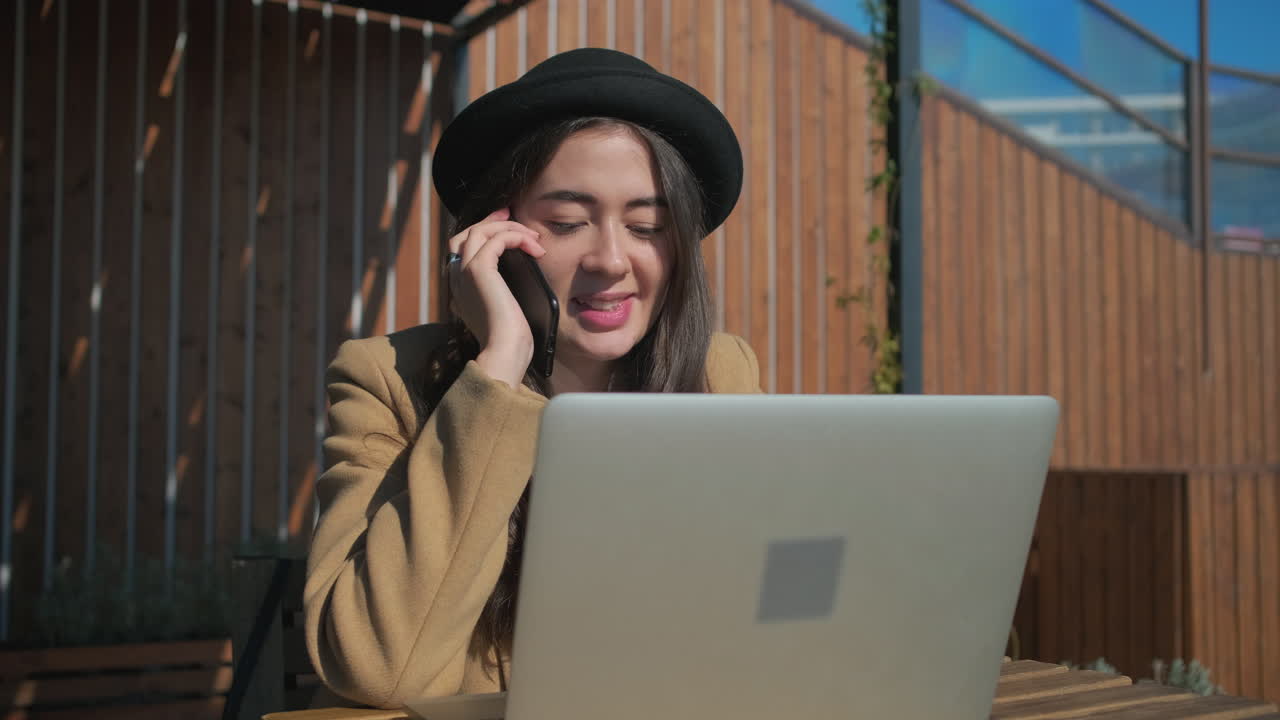 야외에서 일하는 여성