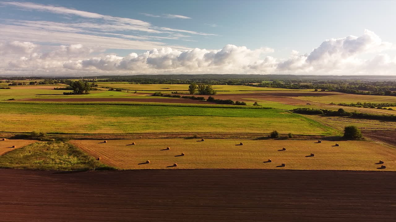paisagem rural plana em lindo dia ensolarado com céu azul e lindas nuvens