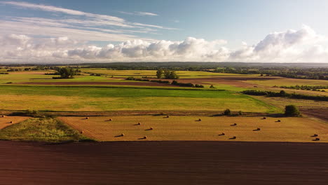 paisaje rural plano en un hermoso día soleado con cielo azul y bonitas nubes