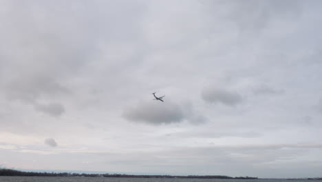 un avión volando sobre el agua a su destino