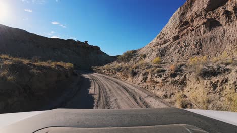 pov conduciendo un suv 4x4 a lo largo de un camino de tierra en utah, en la fábrica butte con dji action 4