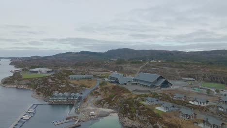 Hotel-Panorámico-Y-Complejo-Aéreo-De-Gran-Angular-En-Movimiento-Hacia-Atrás-Que-Muestra-El-Hotel-Y-Los-Apartamentos-De-Alquiler-Circundantes---Oygarden-Sotra-En-El-Oeste-De-Noruega