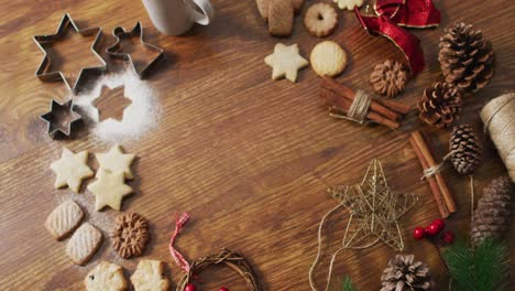 video de decoraciones de navidad con galletas y espacio de copia en fondo de madera