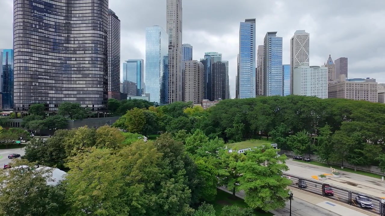 Imagem de drone do horizonte de Chicago com arranha-céus imponentes contra um céu azul acinzentado.