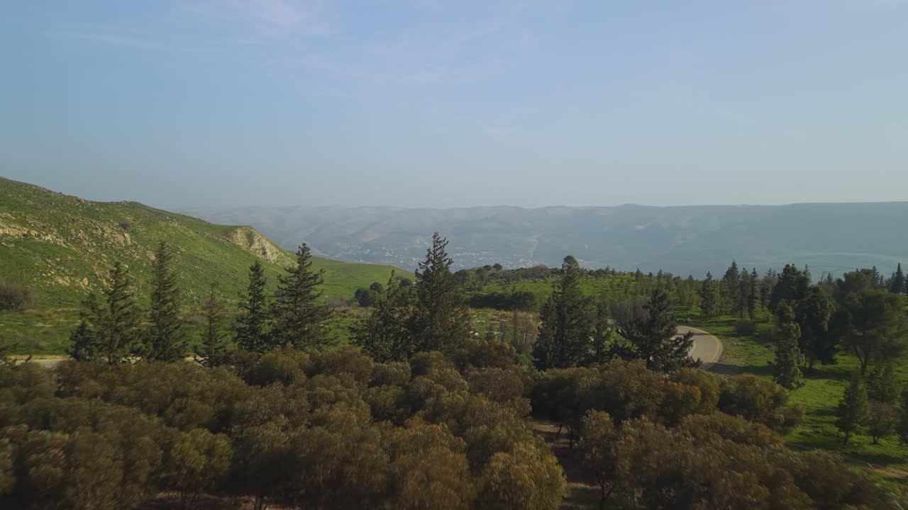 Gli alberi del Golan meridionale in Israele si affacciano sul triangolo strategico del confine tra Israele, Giordania e Siria