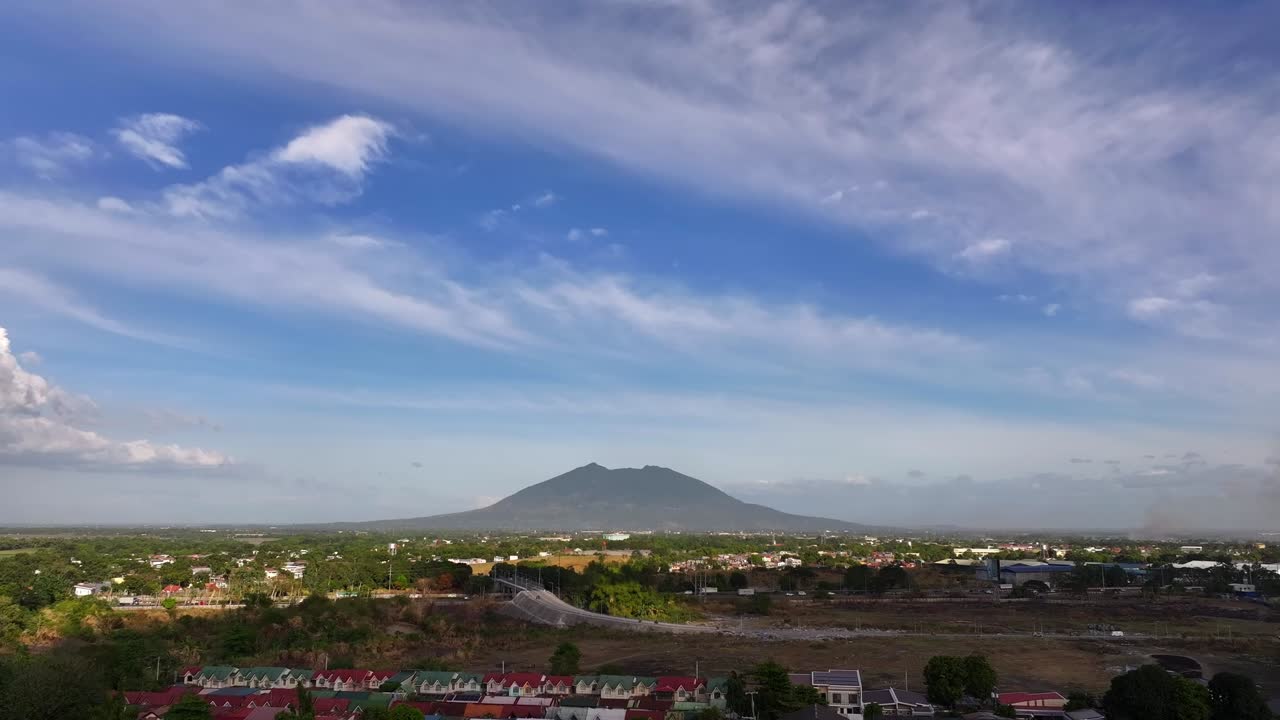 Jättimäinen Arayat-tulivuori Filippiineillä sinisellä pilvisellä taivaalla.