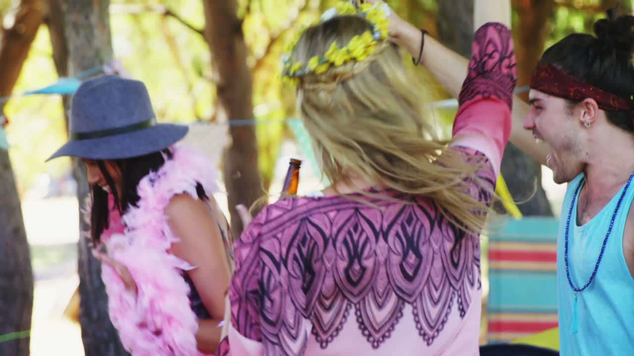 amigos divirtiéndose en el festival de música 4k