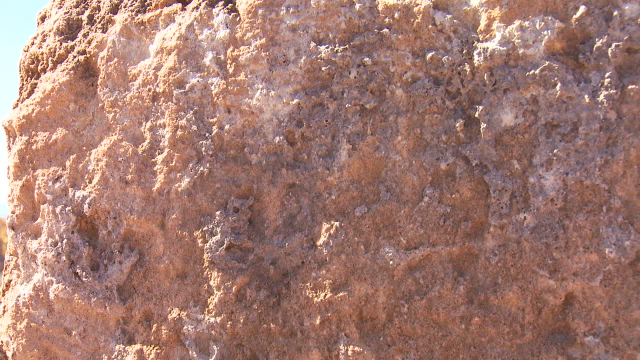 un movimiento a través de los pilares de las ruinas de tiro en el líbano