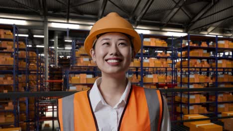 trabajador de almacén inspeccionando el inventario