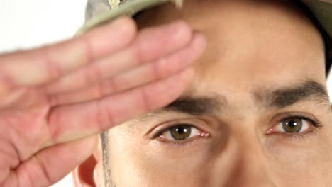 soldado saludando sobre fondo blanco