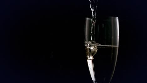 Animation-Von-Flackernden-Verbindungsnetzwerken-Und-Champagnerglas