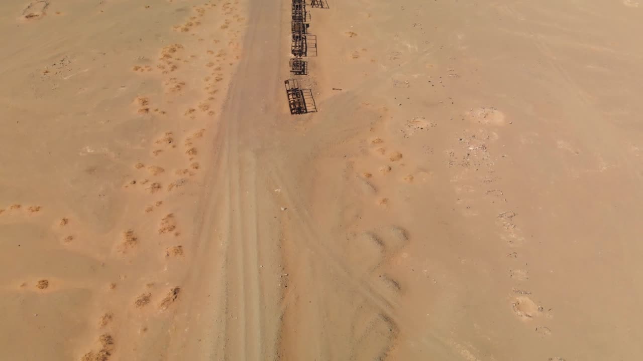 메디나 근처의 사우디 아라비아 사막에 있는 오스만 시대의 오래된 버려진 헤자즈 열차 잔해