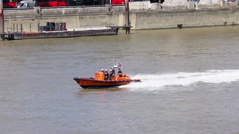 barco de rescate acelerando en el río támesis