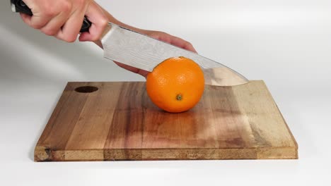 cuadros secuenciales que muestran el proceso de cortar una naranja