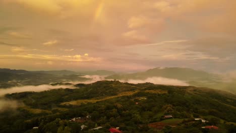 Drone-View-Vuelo-Sobre-La-Niebla-Y-El-Arco-Iris-En-Los-Densos-Bosques-De-Costa-Rica