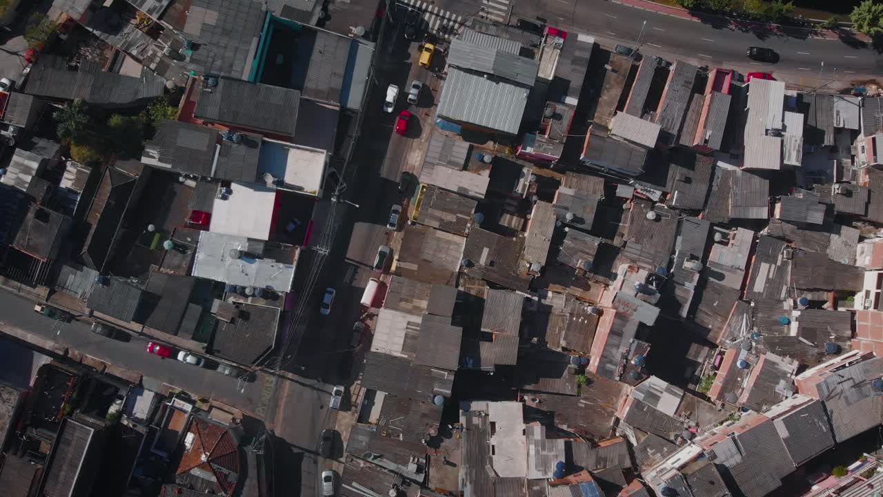 공중 풍경 이미지 - 브라질 상파울루 시 카망 레돈도 지역의 빈민가 상공 비행