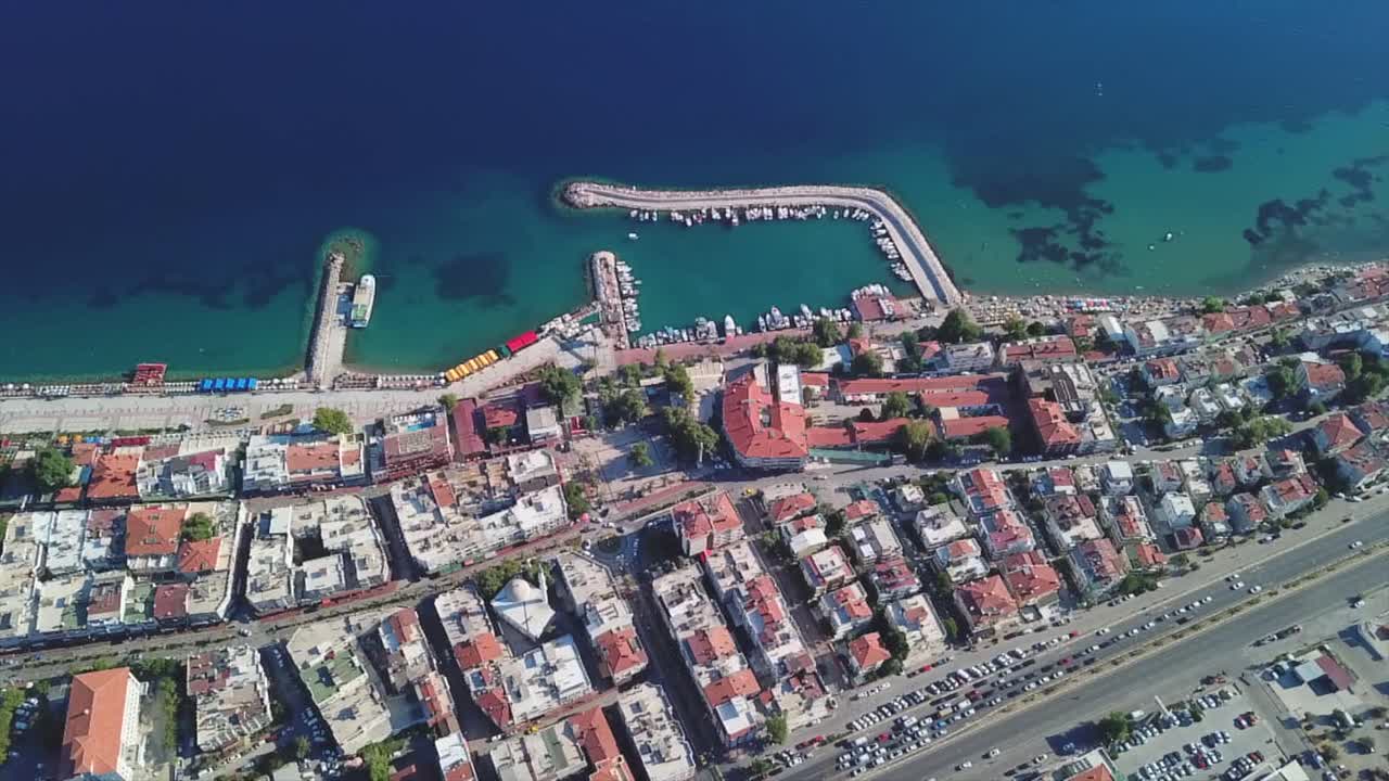 항구에 들어가는 높은