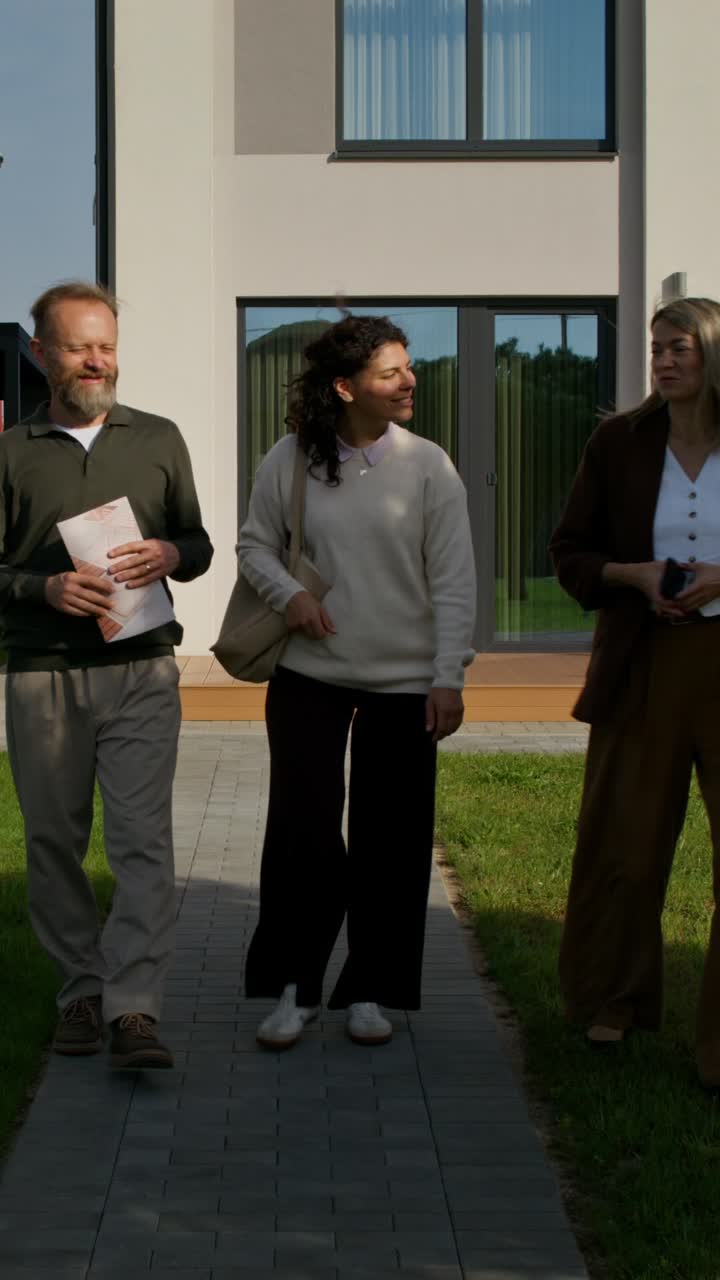 familia viendo un nuevo hogar