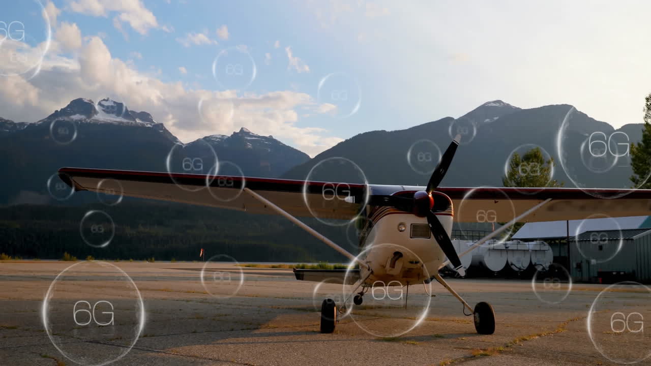 pequeño avión en el asfalto con animación de red 6g sobre fondo de montaña