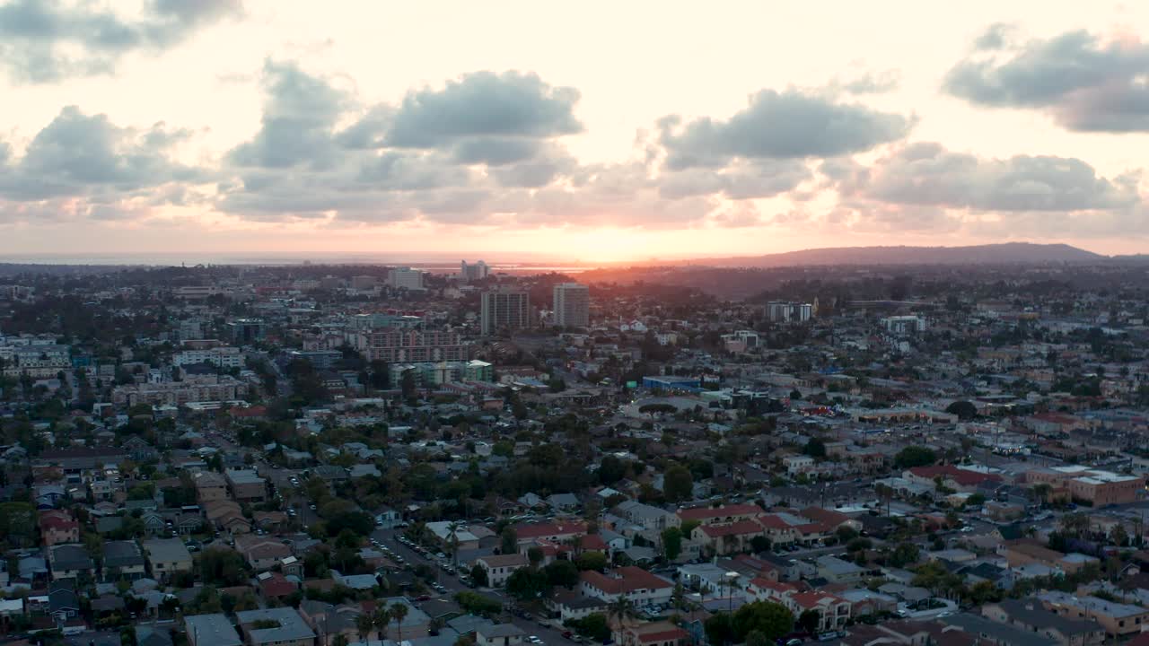 Luftoptagelse der daler ned over North Park-kvarteret i San Diego med Hillcrest, Mission Hills og Mission Bay i det fjerne. Højere af 2