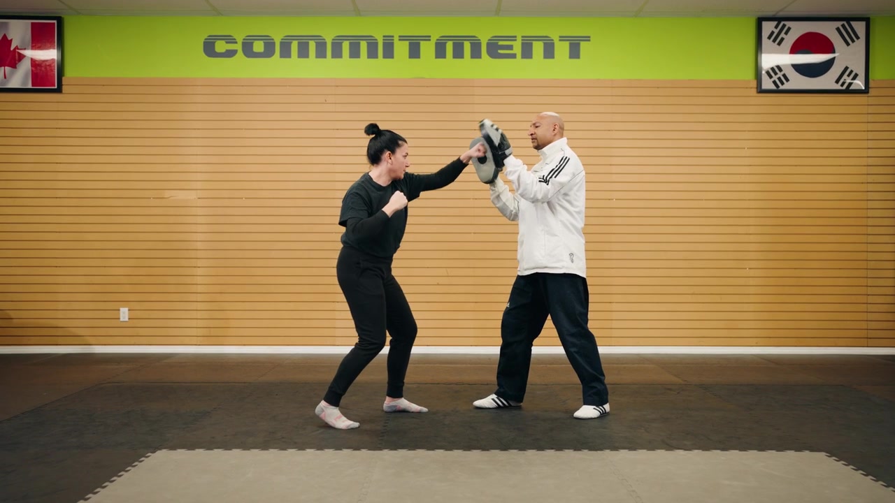 Gerakan Lambat Lebar Wanita Paruh Baya Latihan Tanding Rentetan Pukulan Kombinasi Teknik Bela Diri dengan Master Sabuk Hitam Taekwondo Tinju Karate Kung Fu di Dalam Studio Gym Latihan Profesional