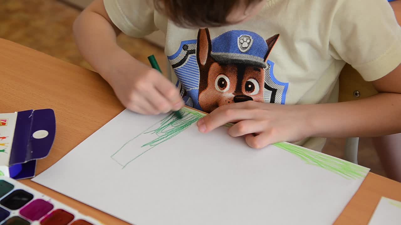 dibujo de un niño con lápices de colores