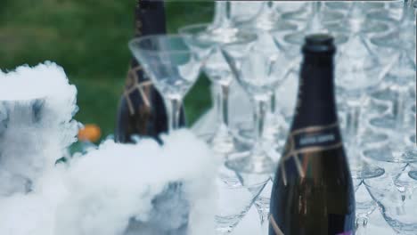 Champagnergläser-Sind-In-Form-Einer-Rutsche-Angeordnet