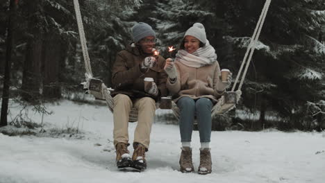 una pareja disfrutando de un día de invierno en un columpio