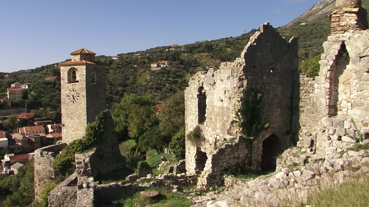 antiguo pueblo de piedra con torre de reloj