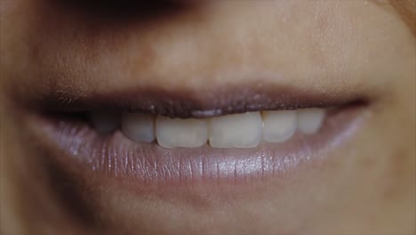 primer plano de los labios y la boca de una mujer