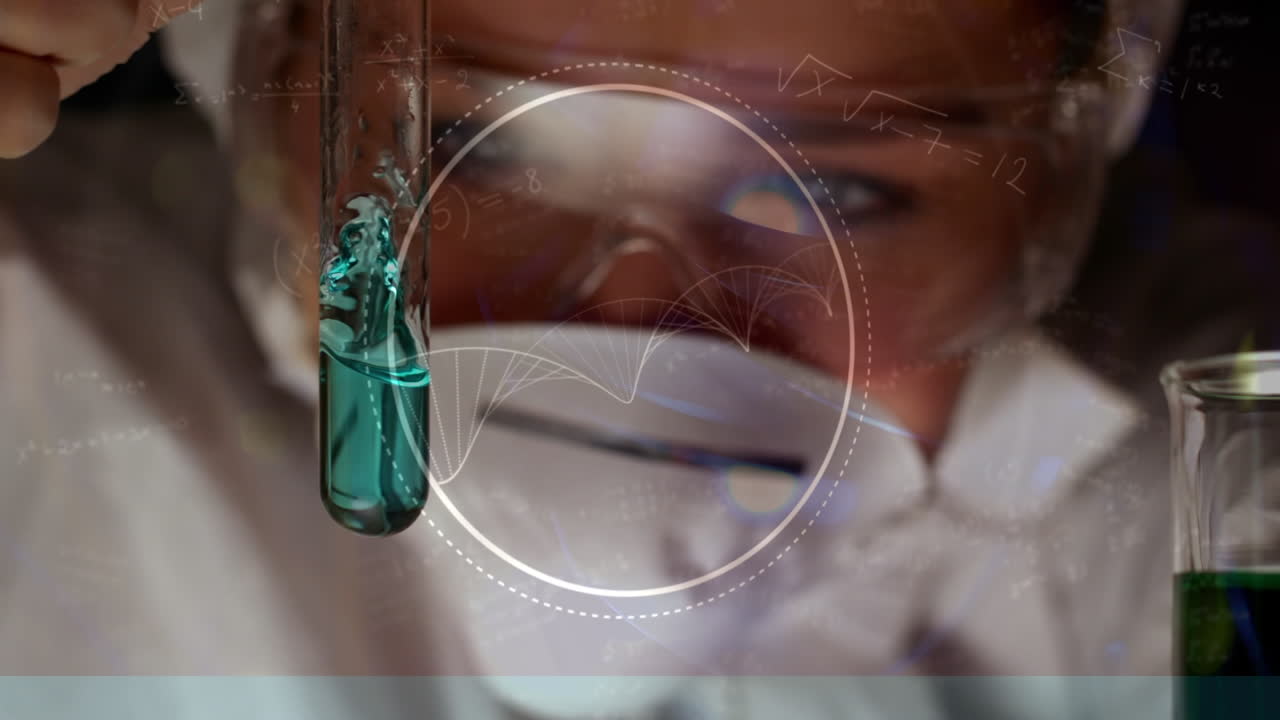 animación de cadena de adn y ecuaciones matemáticas sobre científica caucásica que trabaja en el laboratorio