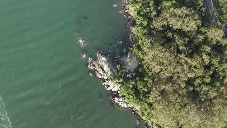 vista panorámica aérea superior desde la costa de la carretera interpraias en balneario camboriu, santa catarina, brasil con océano de color esmeralda