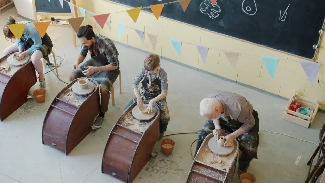 도자기 수업 진행 중